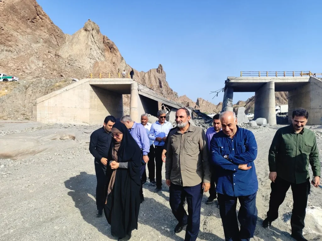 وزیر راه و شهرسازی: عملیات آواربرداری و بازسازی راههای آسیبدیده هرمزگان بدون وقفه ادامه دارد